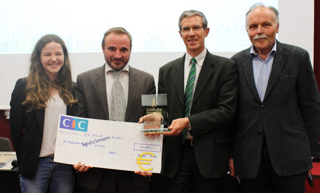 Emmanuel Bouhier pour Alternativ’hôtel , accompagné d’ Alice Muller, son étudiante IÉSEG, reçoit le 1er Prix CRÉENSO décerné par la Fondation Immochan