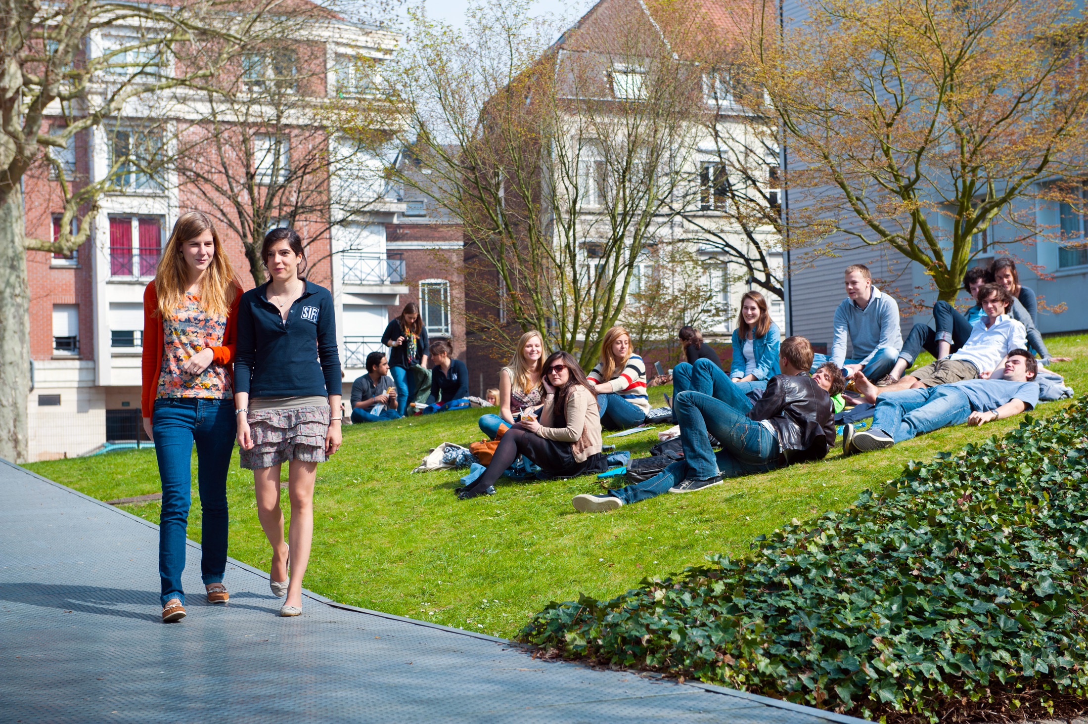 Students in the Jardin Vauban